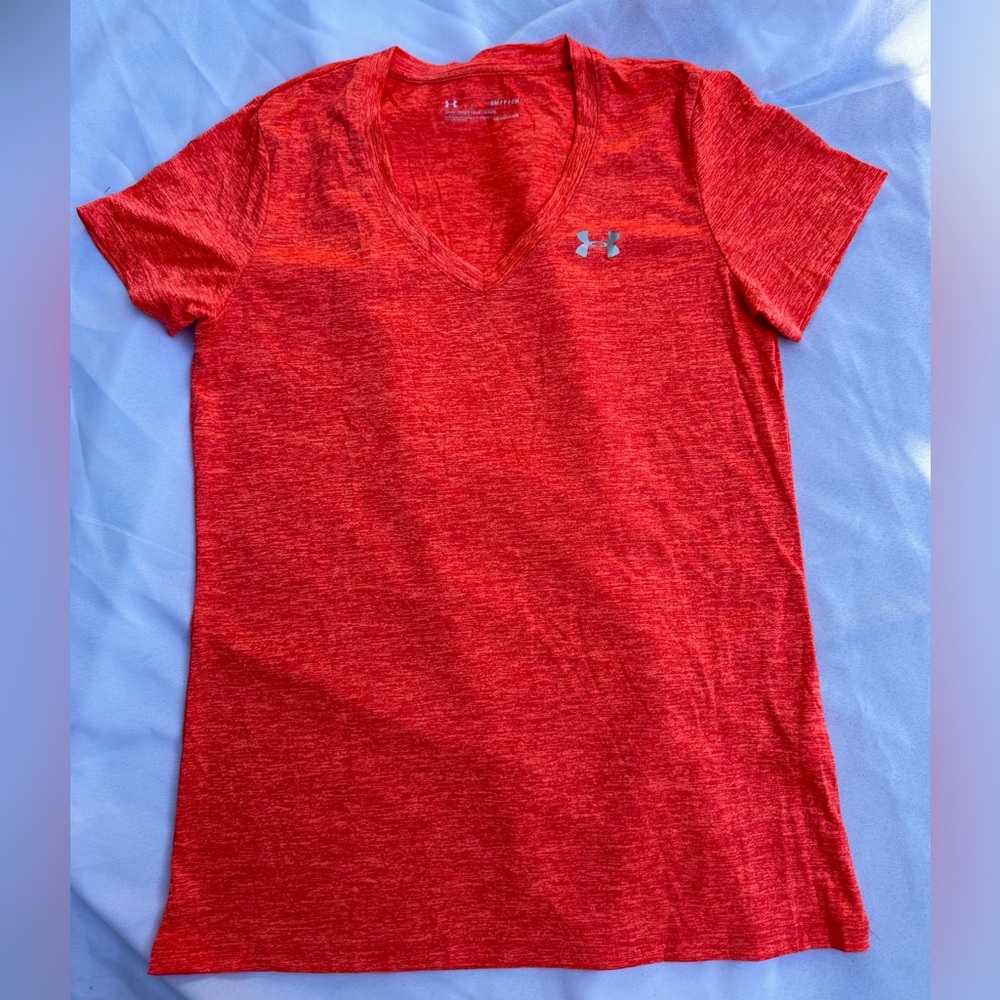 Under Armour heat gear women’s v-neck shirt. EUC